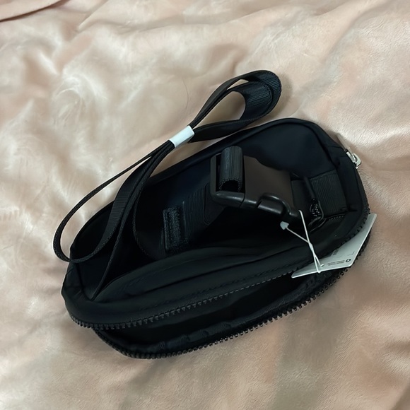 Lululemon Everywhere Belt Bag - Black - NWT🌈 - Picture 7 of 8